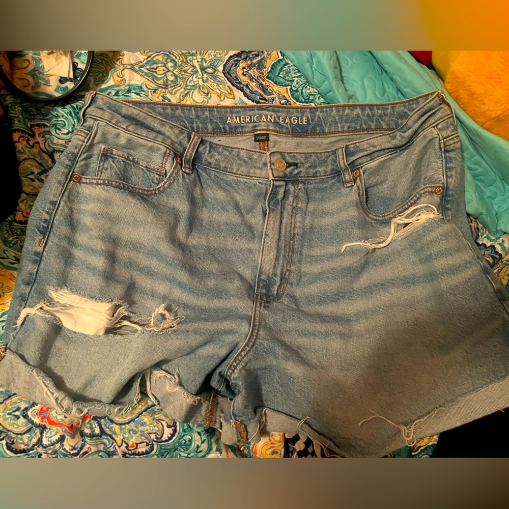 AMERICAN EAGLE DISTRESSED SHORTS